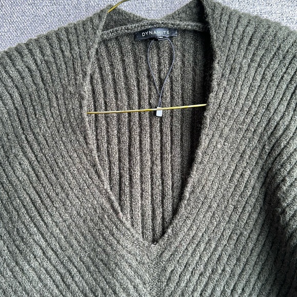 Dynamite ribbed v-neck sweater - Picture 3 of 6